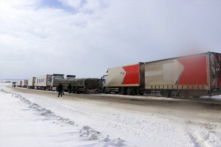 Ağrı Van kara yolu geçici süreyle ağır tonajlı araçların geçişine kapatıldı5