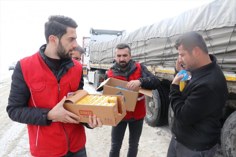 Ağrı Van kara yolu geçici süreyle ağır tonajlı araçların geçişine kapatıldı7