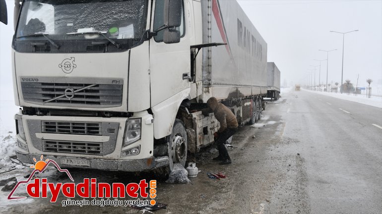 AĞRI deposu yolda kaldı tırlar - Yakıt donan 9