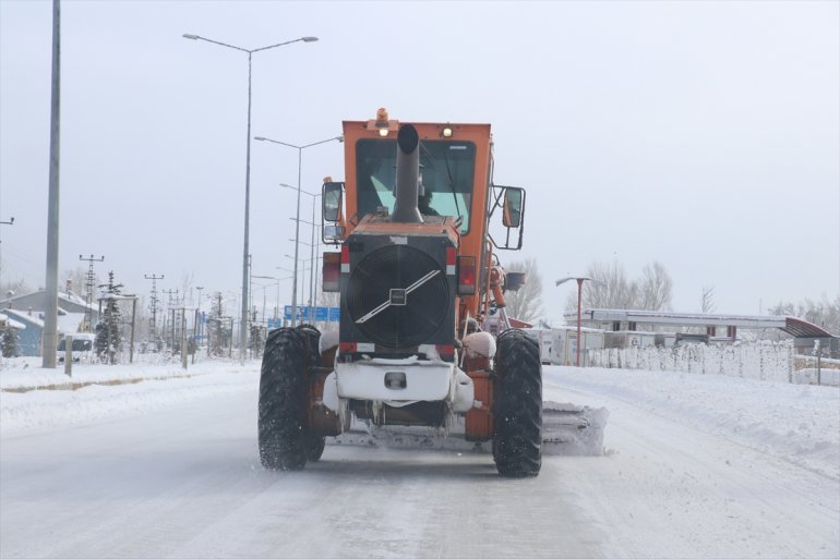 Ağrıda köy yolu ulaşıma açıldı3