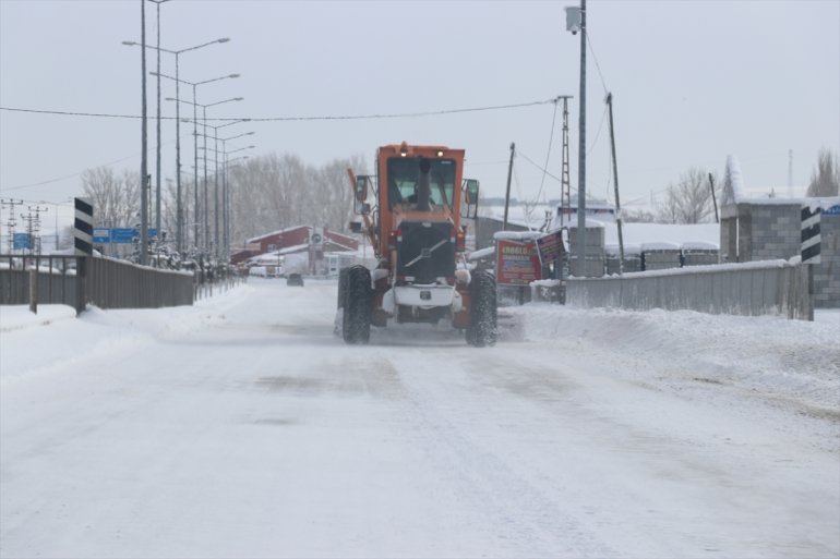 Ağrıda köy yolu ulaşıma açıldı4