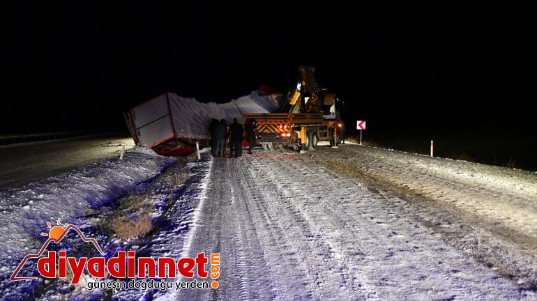 Devrilen tır nedeniyle Ağrı-İran kara yolunda ulaşım aksadı