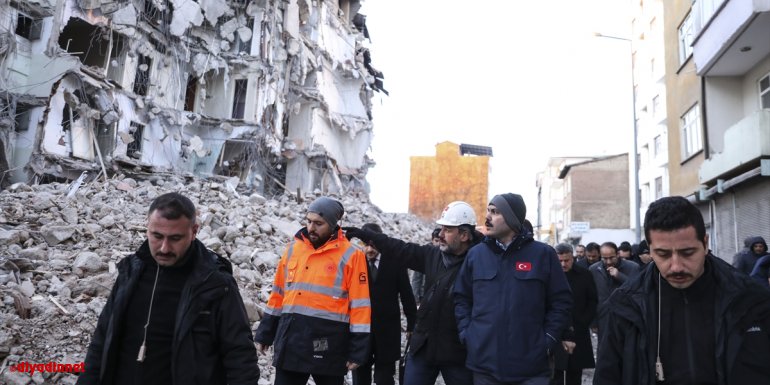 Bakan Kurum, deprem bölgesinde inceleme yaptı