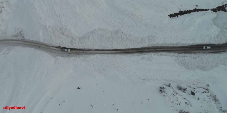 Çığ nedeniyle kapanan Van-Çatak kara yolu açıldı - VAN1