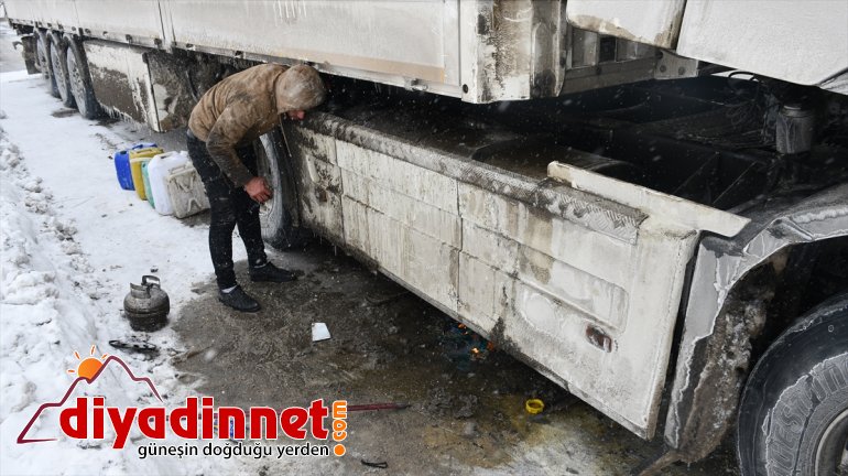 yolda AĞRI deposu donan - kaldı Yakıt tırlar 11