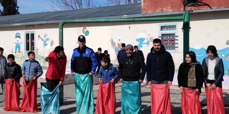 Elazığ'da depremzede çocukların yüzü geleneksel oyunlarla gülüyor