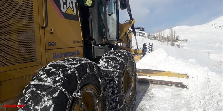 Erzurum Büyükşehir Belediyesi ekiplerinin kırsaldaki karla mücadele çalışmaları sürüyor