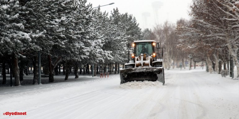 Erzurum'da kar yağışı etkili oluyor