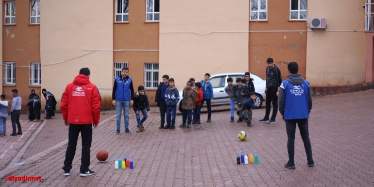 Malatya'da gönüllü gençler, depremzede çocuklara moral oluyor