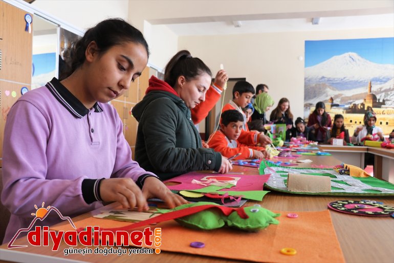 Ağrı'da öğretmen ve öğrenciler depremzede çocuklar için oyuncak hazırlıyor