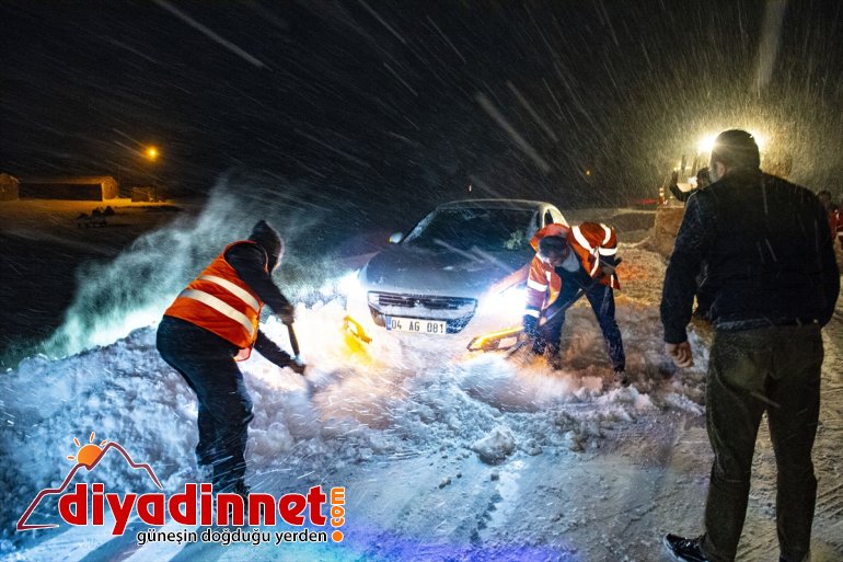 IĞDIR yolu - Iğdır-Ağrı nedeniyle ulaşıma kar kara yağışı kapandı 5