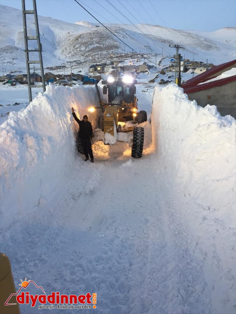 Ağrı'da kar kalınlığının 4 metreye ulaştığı köy yolu 8 saatte açıldı