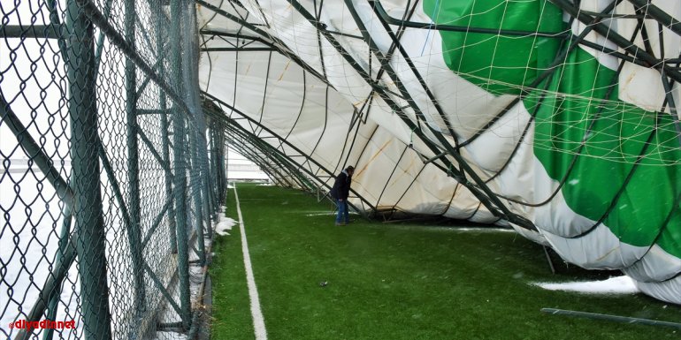 Kar yağışından dolayı halı saha çöktü - MUŞ1