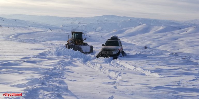 'Kara kış' yolu kapatınca hamile kadının yardımına ambulans helikopterle yetiştiler