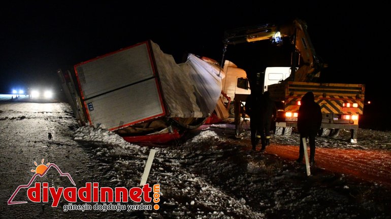 Ağrı-İran yolunda aksadı tır AĞRI - kara Devrilen nedeniyle ulaşım 2