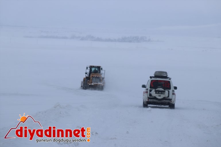 Yolu kardan ulaşıma kapanan köydeki hasta çocuğun imdadına ekipler yetişti
