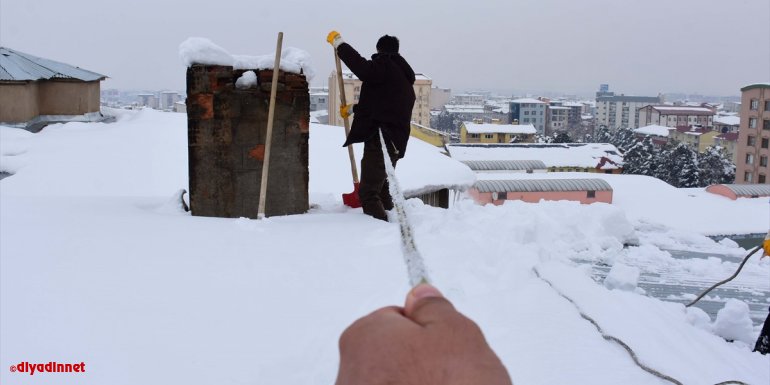 Karlı çatılarda ipin ucunda 'ekmek kavgası' veriyorlar