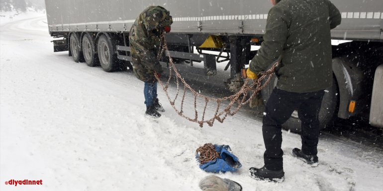 Kars'ta kar yağışı ve tipi yaşamı olumsuz etkiliyor