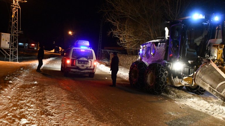 Küçük çocuğu hastaneye ulaştırmak için saat tipiyle mücadele ettiler2