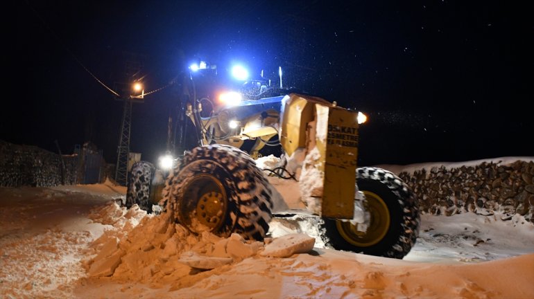Küçük çocuğu hastaneye ulaştırmak için saat tipiyle mücadele ettiler3