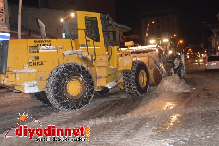 Ağrı'da karla mücadele ekipleri vatandaşın mağdur olmaması için gece çalışıyor