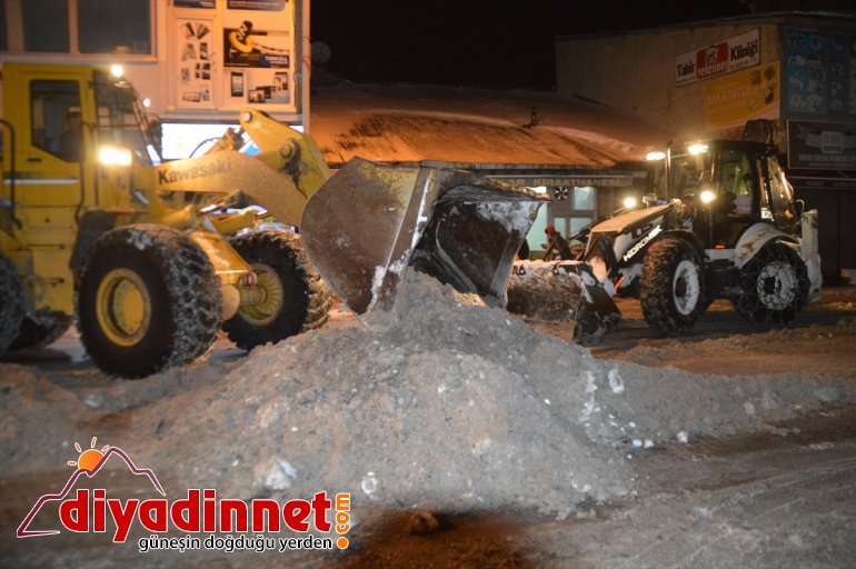 vatandaşın AĞRI mağdur için gece Karla mücadele olmaması çalışıyor - ekipleri 4