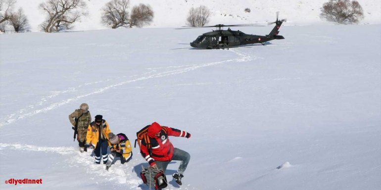 Mehmetçik ve sağlık ekipleri evinde mahsur kalan hastanın yardımına 'skorsky' ile yetişti