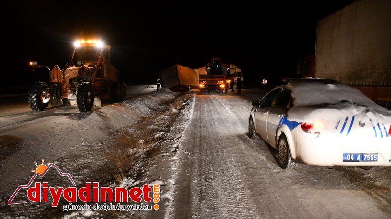 nedeniyle Ağrı-İran yolunda kara ulaşım Devrilen AĞRI - tır aksadı 7