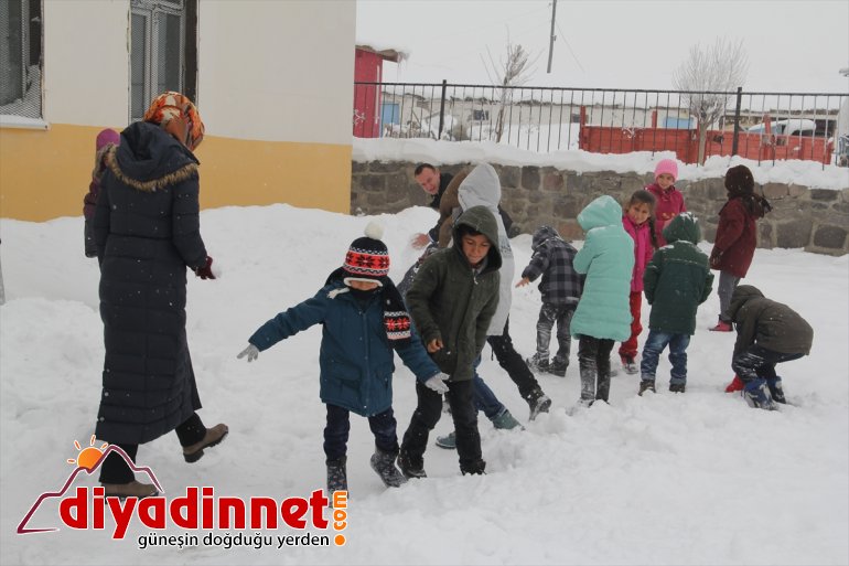 girdi sobada Köydeki - ikinci kartopu oynayarak pişirip AĞRI öğrenciler kestane yarıyıla 2