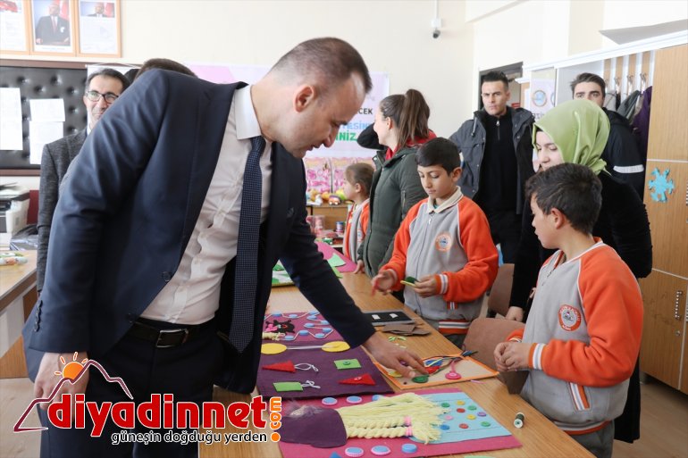 Öğretmen çocuklar öğrenciler - oyuncak hazırlıyor için ve AĞRI depremzede 4