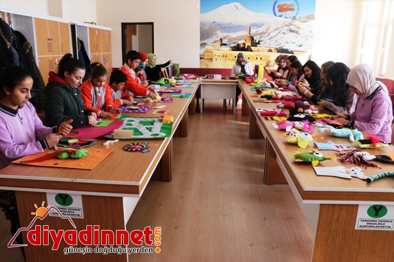 öğrenciler AĞRI oyuncak için Öğretmen çocuklar - ve depremzede hazırlıyor 9