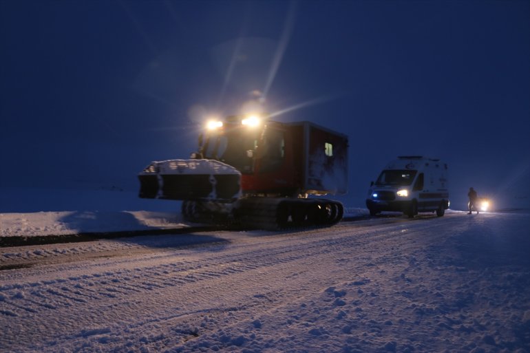Paletli ambulansla karları aşıp hasta çocuğu hastaneye yetiştirdiler1
