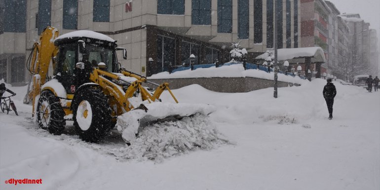 Tatvan'da karla mücadele çalışmaları sürüyor