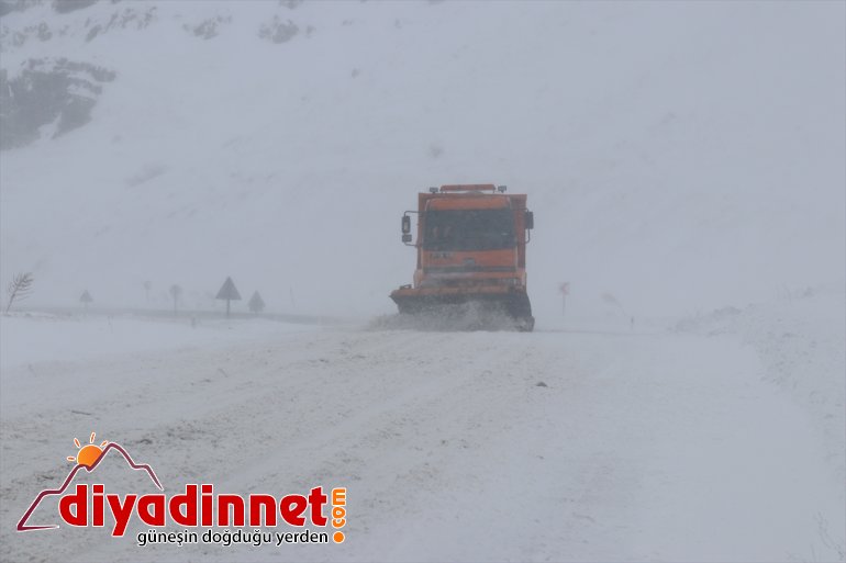 Ağrı-Van kara yoluna düşen çığ temizlendi