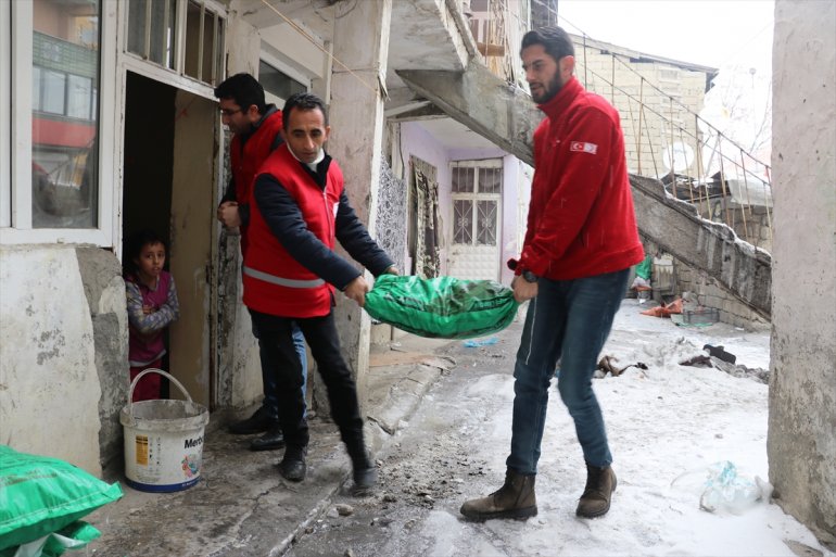 Türk Kızılay Ağrı da ihtiyaç sahiplerine kömür ve odun yardımı yaptı2