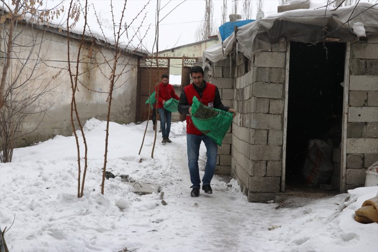 Türk Kızılay Ağrı da ihtiyaç sahiplerine kömür ve odun yardımı yaptı3