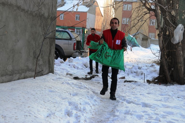 Türk Kızılay Ağrı da ihtiyaç sahiplerine kömür ve odun yardımı yaptı4