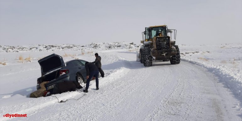Van'da karda mahsur kalan 17 araç kurtarıldı