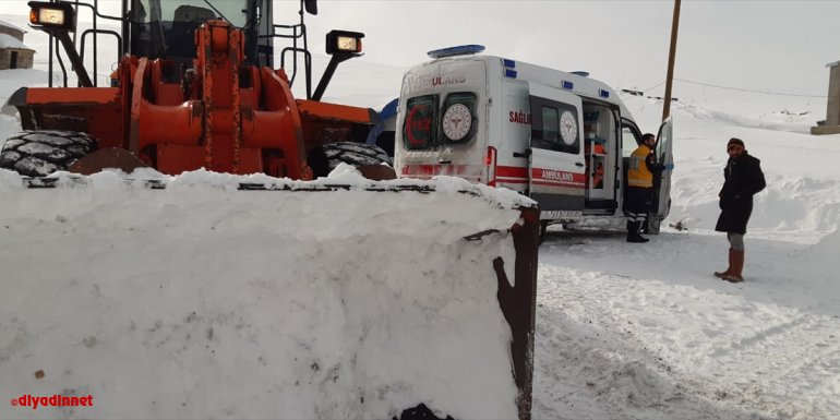 Van'da yolu ulaşıma kapanan mahalledeki hasta çocuk hastaneye ulaştırıldı