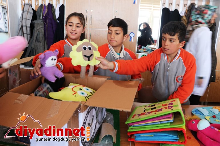 AĞRI depremzede - çocuklar için öğrenciler ve Öğretmen oyuncak hazırlıyor 6
