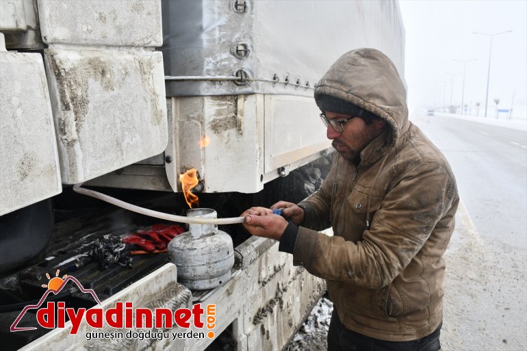 donan deposu Yakıt AĞRI yolda kaldı - tırlar 1