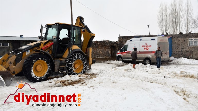 Ağrı'da yolu kapanan köydeki hasta 3 saatlik çalışmayla hastaneye ulaştırıldı