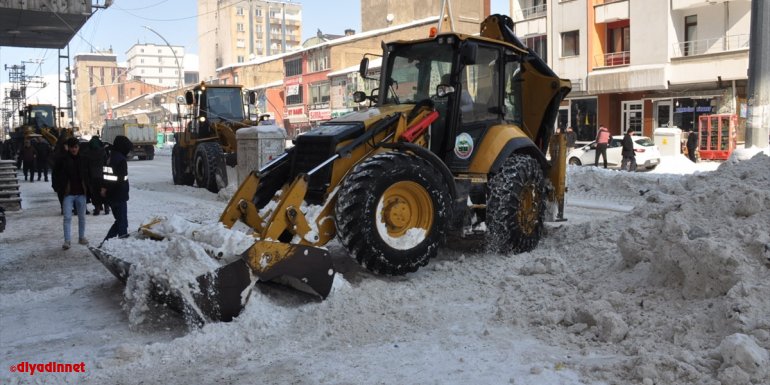 Yüksekova'da karla mücadele çalışmaları