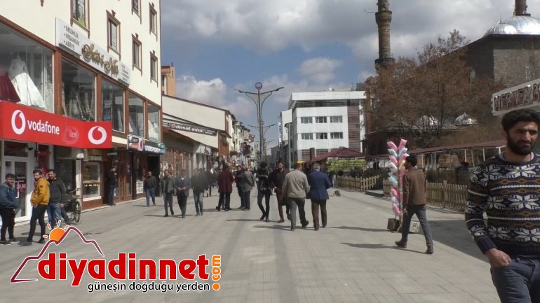 Ağrı da sokaklar Evde kal uyarılarına rağmen dolup taştı4