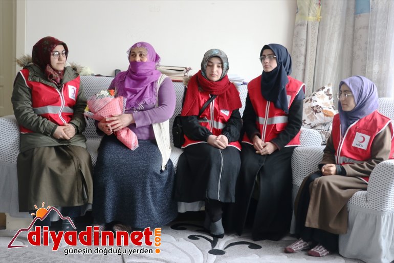 Türk Kızılay, Ağrı'da 'zorluklarla mücadele eden' kadınları çiçeklerle gülümsetti