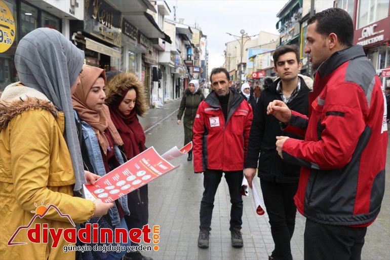 Ağrı'da Kızılay gönüllüleri broşürlerle vatandaşları Kovid-19 salgınına karşı bilgilendirdi