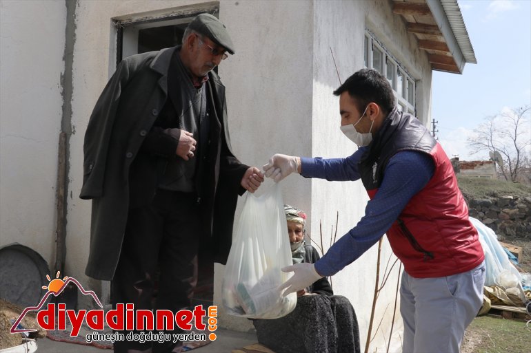 ücra yaşlıların giderek evlerini dışarı çıkamayan köylere En temizliyorlar 7