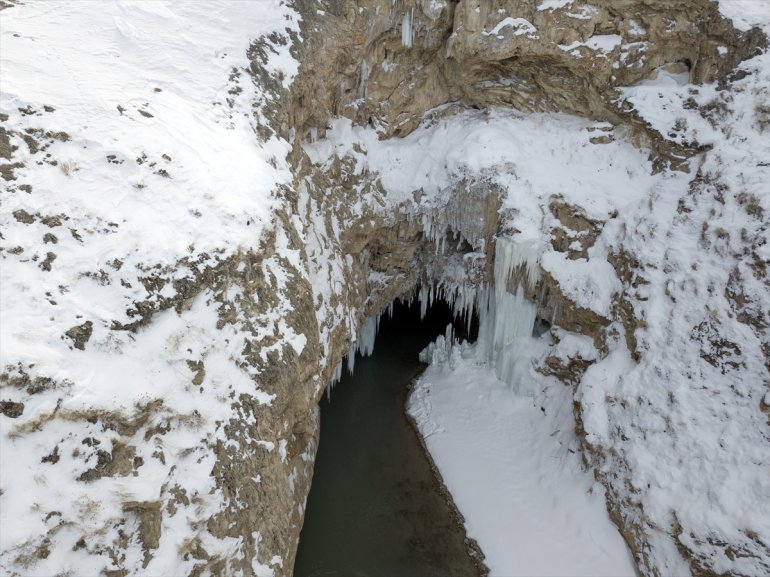 Diyadin Kanyonu'nda dev buz sarkıtları oluştu
