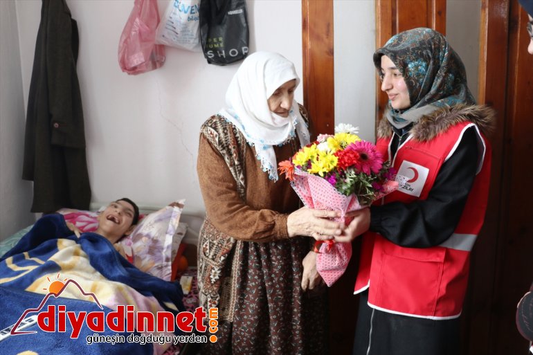 çiçeklerle Kızılay, kadınları zorluklarla eden AĞRI gülümsetti - Türk mücadele 6