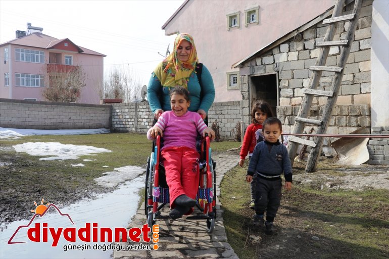 hediye Küçük  tekerlekli 12 yüzü sandalyeyle Hilal